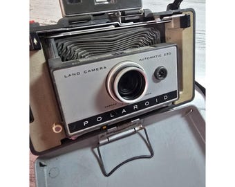 Cámara Polaroid Automatic 230 Land vintage con fuelle plegable, año 1967, con clip para congelación.