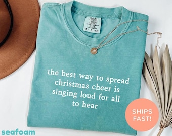 Comfort Colors® クリスマスの喜びを広める最良の方法は、みんなに聞こえるように大声で歌うことですシャツ、エルフのクリスマスシャツ、メリークリスマスシャツ