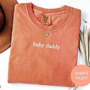 Camiseta Comfort Colors® Baby Daddy, camiseta divertida para papá, regalo para papá primerizo con estampado gráfico, camiseta con humor sobre la paternidad, camiseta informal unisex de corte relajado, ajuste cómodo. imagen 5