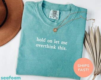 Camiseta Comfort Colors® "Hold On Let Me Overthink This", Camiseta "Overthinker", Camiseta "Sarcastic", Camiseta "Hold On", Camiseta com frases engraçadas, Ideia de presente para mulheres