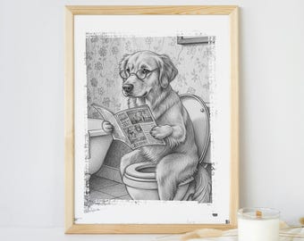 Puede incluir: Una impresión en blanco y negro enmarcada representa a un Golden Retriever con gafas leyendo un periódico sentado en un inodoro. La obra de arte está ambientada en un baño con papel pintado floral y una bañera. El marco es de madera clara.