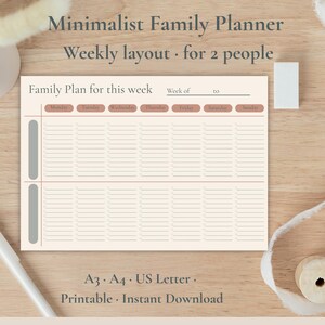 Può includere: Un pianificatore familiare minimalista con un layout settimanale per due persone. Il pianificatore presenta uno sfondo beige con una griglia per ogni giorno della settimana e il testo "Family Plan for this week". Disponibile nei formati A3, A4 e US Letter.