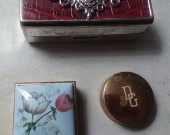 Vintage schoonheid vakken ~ porselein pil vak en Dorthy Gray Lip Pot en Lipstick Box met spiegel