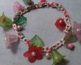 Lentegroen en roze en rood met parels en bloemen aan roodwitte ketting