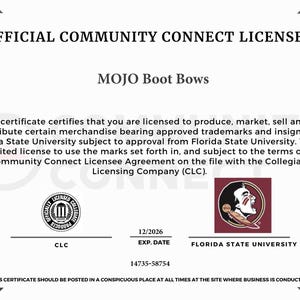 以下が含まれることがあります： MOJO Boot Bowsの公式コミュニティコネクトライセンシー証明書。フロリダ州立大学のロゴ、CLCのシール、有効期限12/2026が含まれています。この証明書は、商品の製造と配布を許可しています。