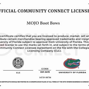 Puede incluir: Un certificado blanco con texto negro, con el texto "OFFICIAL COMMUNITY CONNECT LICENSEE" y "MOJO Boot Bows". Incluye logotipos de CLC y la Universidad de Florida, junto con la fecha de caducidad 12/2026. El certificado es para licencias de mercanc&iacute;a.