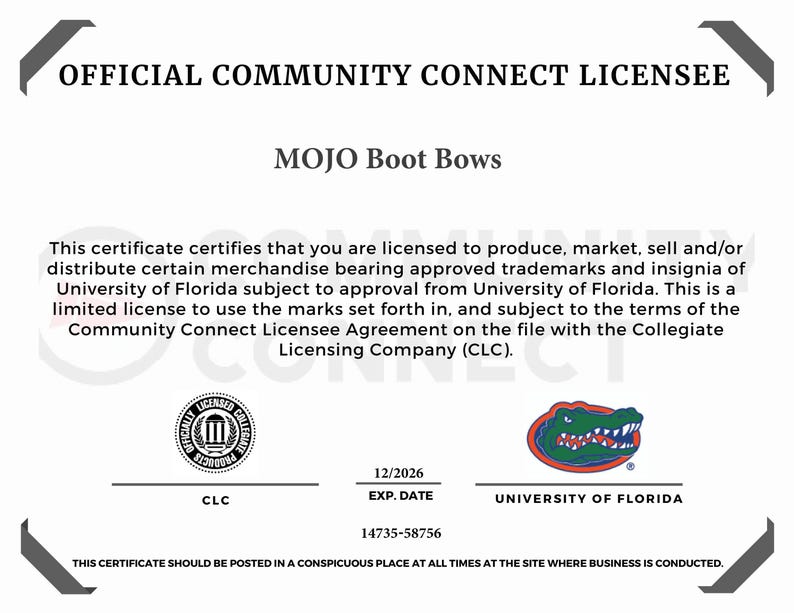 Puede incluir: Un certificado blanco con texto negro, con el texto "OFFICIAL COMMUNITY CONNECT LICENSEE" y "MOJO Boot Bows". Incluye logotipos de CLC y la Universidad de Florida, junto con la fecha de caducidad 12/2026. El certificado es para licencias de mercanc&iacute;a.