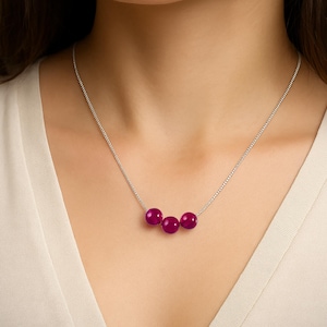 Collar con colgante de rubí minimalista, cadena de plata de ley, delicadas cuentas de laboratorio rojas, joyería de piedras preciosas, regalo moderno hecho a mano para ella.