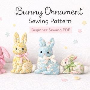以下が含まれることがあります： パステルカラーの生地で作られたウサギのオーナメント5つ。それぞれ異なる花柄です。ウサギは垂れ耳、白いふわふわの尻尾、リボンが特徴です。「Bunny Ornament Sewing Pattern」の文字が上部にあります。