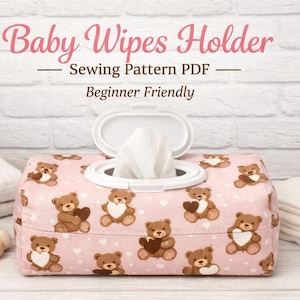 Pode incluir: Um porta-lenços de bebé rosa com um padrão repetido de ursinhos castanhos a segurar corações. O suporte tem uma tampa branca e está aberto, com lenços visíveis. O texto na imagem diz "Baby Wipes Holder - Sewing Pattern PDF - Beginner Friendly."