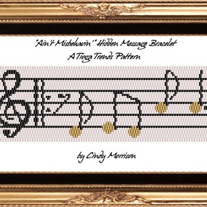 Puede incluir: Un patrón de pulsera de cuentas en blanco y negro con una clave de sol y notas musicales. El patrón se titula "Ain't Misbehavin'" Hidden Message Bracelet, A Threadz Trends Pattern by Cindy Morrison.