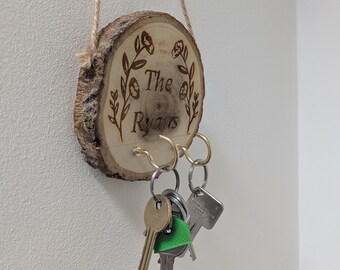 Gepersonaliseerde houten sleutelhouder, aangepaste familienaamsleutelhanger, rustieke muursleutelhaak, housewarmingcadeau, houten plak sleutelhanger, decor hal