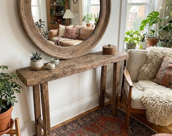 Mesa consola de madera con borde natural y patas de madera, mesa rústica para recibidor o pasillo.