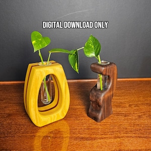 Peut inclure: Deux stations de bouturage en bois avec des tubes à essai en verre et des boutures de pothos vertes. La station de gauche est jaune clair avec un cadre arrondi, et celle de droite est brun foncé avec une forme incurvée. Texte : DIGITAL DOWNLOAD ONLY.