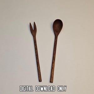 Könnte beinhalten: Ein hölzernes Gabel- und Löffelset. Die Gabel hat zwei Zinken und der Löffel eine abgerundete Schüssel. Beide Utensilien sind aus dunkelbraunem Holz gefertigt. Der Text "DIGITAL DOWNLOAD ONLY" steht unten.