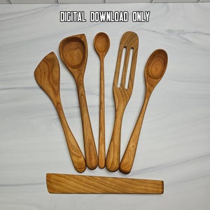 Peut inclure: Un ensemble de cinq ustensiles de cuisine en bois et une spatule plate en bois disposés en éventail, présentant un motif de grain de bois naturel. Le texte DIGITAL DOWNLOAD ONLY est imprimé en noir en haut au centre de l'image.