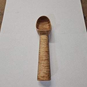 Puede incluir: Un juego de tres tazas de cerámica con un acabado mate moteado. Las tazas son de color crema, gris claro y gris oscuro. Cada taza tiene un diseño simple y minimalista.