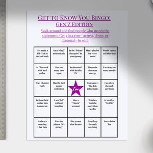 Może przedstawiać: Biała kartka papieru z grą w bingo zatytułowaną "GET TO KNOW YOU BINGO! GEN Z EDITION". Gra zawiera stwierdzenia takie jak "Używa ChatGPT codziennie" i "Kocha herbatę boba". Widoczna jest również metalowa linijka i filiżanka kawy.