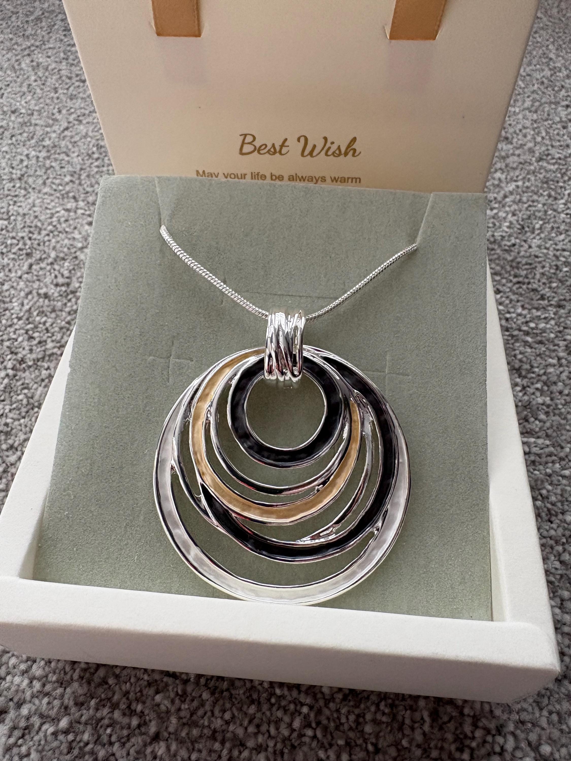 幾何学模様 ネックレス シルバー ブラック 大胆なシルバーとブラックの幾何学模様のペンダントネックレス、新品