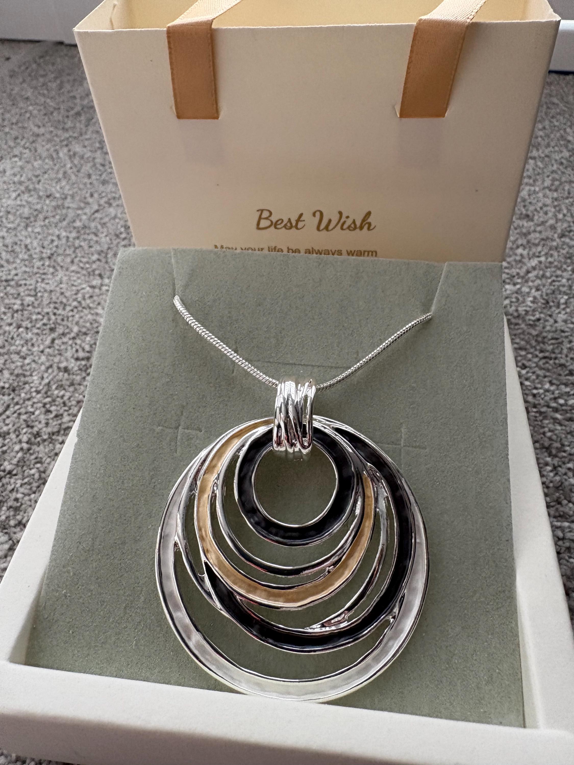 大胆なシルバーとブラックの幾何学模様のペンダントネックレス、新品