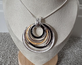 幾何学模様 ネックレス シルバー ブラック 大胆なシルバーとブラックの幾何学模様のペンダントネックレス、新品