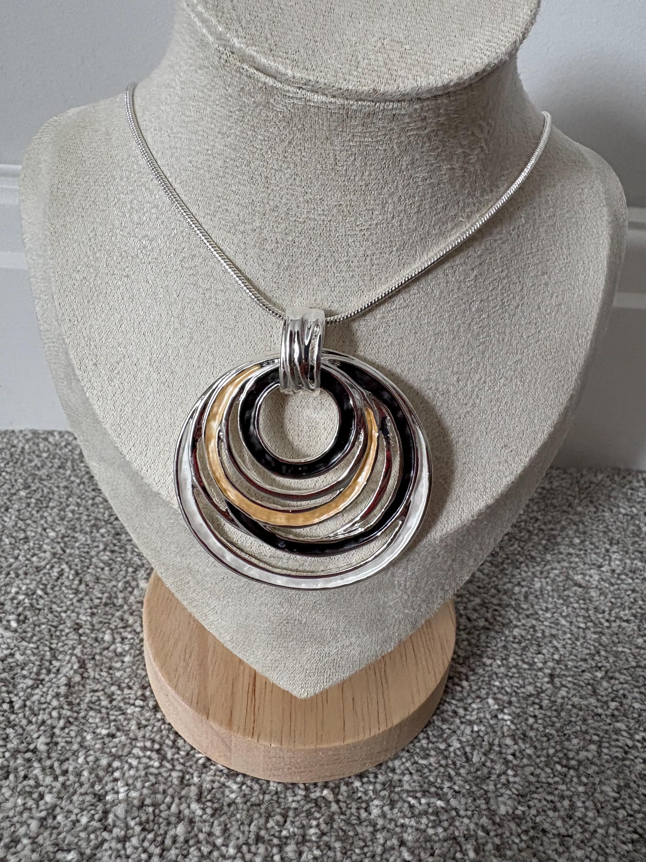 幾何学模様 ネックレス シルバー ブラック 大胆なシルバーとブラックの幾何学模様のペンダントネックレス、新品