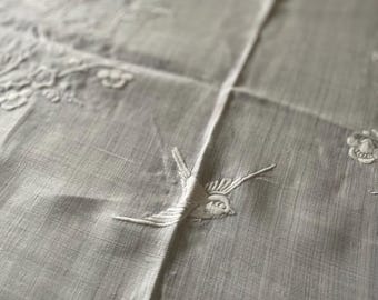 Antiek wit organdy-linnen tafelkleed met vogels en bloemen, ca. 80 x 120 inch