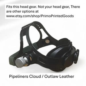 Pode incluir: Aparelho de cabe&ccedil;a preto com elementos ajust&aacute;veis e um bot&atilde;o prateado. O texto "Pipeliners Cloud / Outlaw Leather" &eacute; vis&iacute;vel. A imagem tamb&eacute;m inclui o texto "Fits this head gear. Not your head gear, There are other options at www.etsy.com/shop/PrimoPrintedGoods."