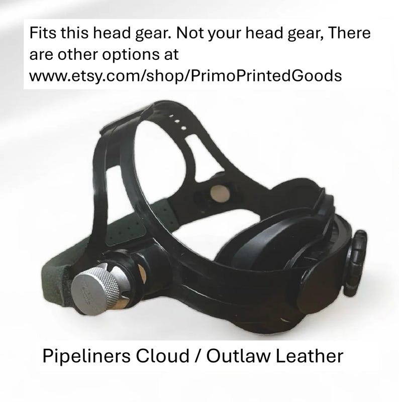 Pode incluir: Aparelho de cabe&ccedil;a preto com elementos ajust&aacute;veis e um bot&atilde;o prateado. O texto "Pipeliners Cloud / Outlaw Leather" &eacute; vis&iacute;vel. A imagem tamb&eacute;m inclui o texto "Fits this head gear. Not your head gear, There are other options at www.etsy.com/shop/PrimoPrintedGoods."