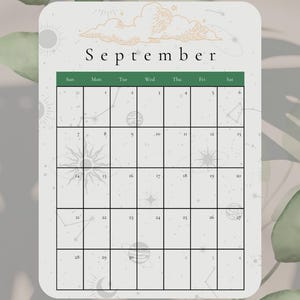 Può includere: Calendario digitale di settembre con sfondo beige chiaro e griglia verde. La parola "Settembre" è in alto, con un design celeste. La griglia del calendario è delineata in nero, con date e giorni della settimana.