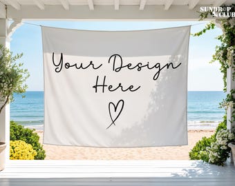 Op de afbeelding: Een rechthoekige witte stoffen wandhanger of wandtapijt die horizontaal is opgehangen. In het midden van de stof staat de zwarte tekst 'Your Design Here' in een cursief lettertype, geplaatst boven een eenvoudige handgetekende zwarte hartomtrek.