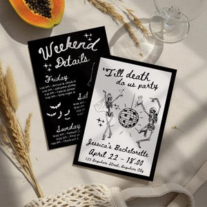 Pode incluir: Dois convites para eventos em preto e branco. Um diz "Weekend Details" com um cronograma. O outro diz "Till death do us party" com ilustrações de esqueletos e detalhes do evento. Uma fatia de mamão e trigo decorativo também estão na imagem.