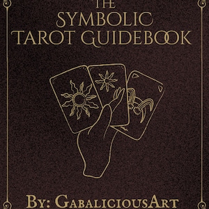 Puede incluir: Una guía de tarot marrón oscuro con texto y detalles dorados. El título dice "The Symbolic Tarot Guidebook". La portada presenta una mano sosteniendo tres cartas de tarot con diseños de sol, estrella y arcoíris. El autor es "GabaliciousArt."