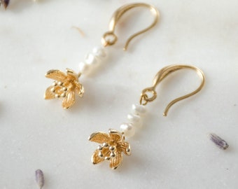 dainty pearl earrings, gold daffodil narcissus flower earrings, baroque freshwater pearl earrings, cottagecore earrings, gift for her