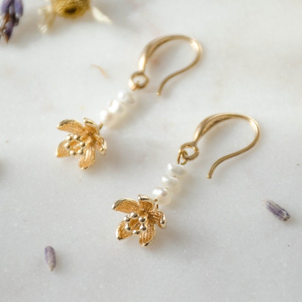 dainty pearl earrings, gold daffodil narcissus flower earrings, baroque freshwater pearl earrings, cottagecore earrings, gift for her