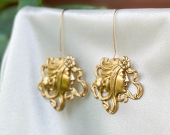 Boucles d’oreilles Art Nouveau victoriennes, boucles d’oreilles Mucha en laiton antique vintage, boucles d’oreilles pour visage féminin en or, bijoux faits à la main du cottagecore dark academia