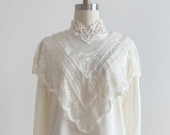 blouse in antieke stijl, jaren '80, jaren '90 vintage crèmekleurige kanten overhemd met hoge kraag en lange mouwen