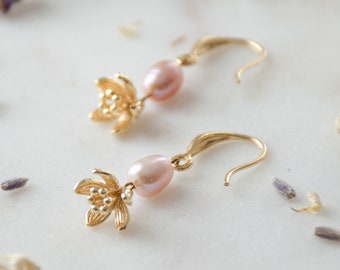 dainty pearl earrings, gold daffodil narcissus flower earrings, baroque freshwater pink pearl earrings, cottagecore earrings, gift for her