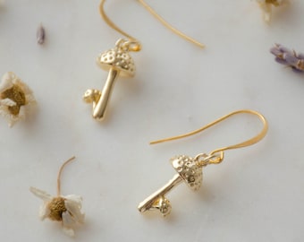 pendientes de setas de oro, lindas joyas cottagecore, pendientes de encanto delicados, regalo único para ella