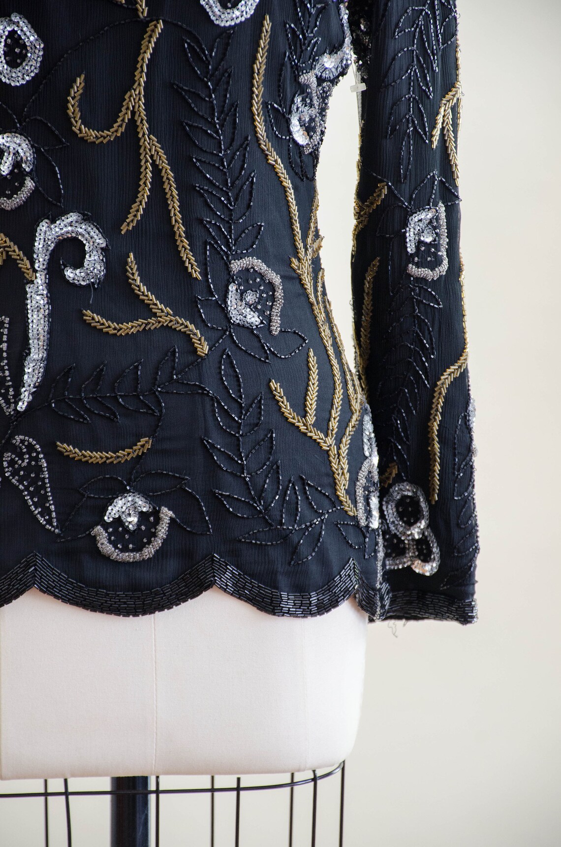 beaded silk blouse | 80s 90s vintage Lawrence Kazar Art Deco black gold silver floral nipped waist long sleeve shirt, foto 4 di 5
