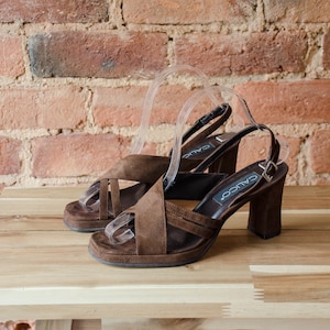 brown platform heels 90s y2k vtg vegan suede peep toe chunky sandals shoes 7.5