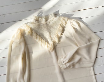 Adorable chemise cottagecore crème vintage des années 80, chemisier à volants, col montant, style ancien