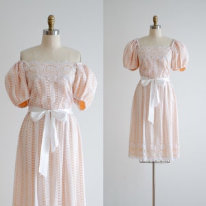 Robe vtg cottagecore en dentelle pêche pastel à épaules dénudées et manches bouffantes des années 70