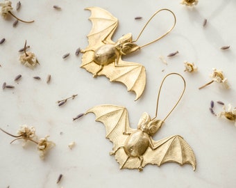 orecchini pipistrello d'oro, grandi orecchini in ottone, orecchini gotici stregati Halloween spettrali e strani, gioielli vistosi