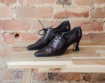 Schnürschuhe aus Oxford | 90s vintage Margaret Jerrold braun bronze metallic antik style geschwungene Spulenferse spitze Zehe High Heels Größe 39