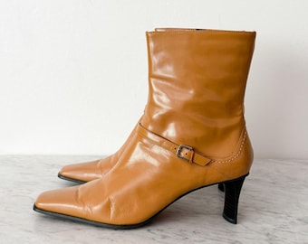 Botas minimalistas Y2K Westies de piel con punta cuadrada, talla 8.5, color tostado, con hebilla y tacón bajo.
