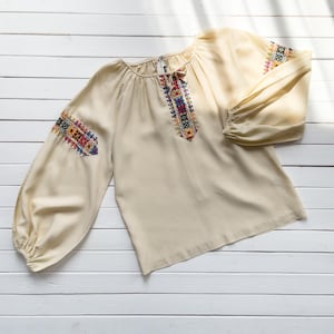 embroidered peasant blouse 70s vintage beige cream balloon sleeve shirt