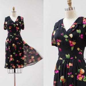 Cottagecore Kleid 90er Jahre vtg Dana Buchman schwarz Chiffon Blumen Obst Kleid
