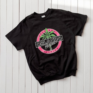 Moletom vintage Orlando | Moletom vintage de manga curta com estampa de palmeira rosa neon dos anos 80 e 90, preto