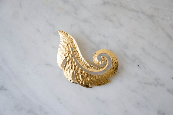 large gold feather brooch - image 3